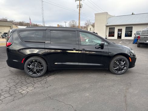 New 2026 Chrysler Pacifica Select image 8