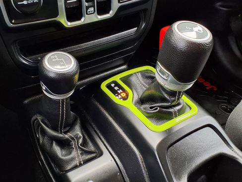 Used 2019 Jeep Wrangler Unlimited Sahara AWD/4WD image 14