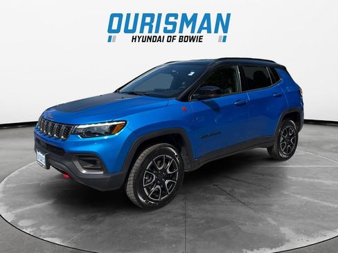 Used 2025 Jeep Compass Trailhawk w/ Trailhawk Elite Group AWD/4WD image 2