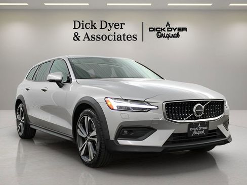 Used 2025 Volvo V60 B5 Cross Country Plus AWD/4WD image 9