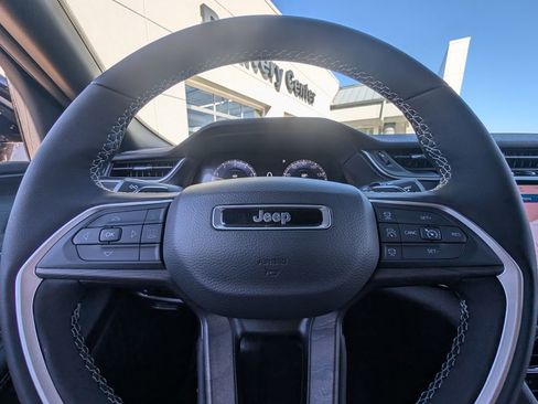 New 2025 Jeep Grand Cherokee Limited image 18