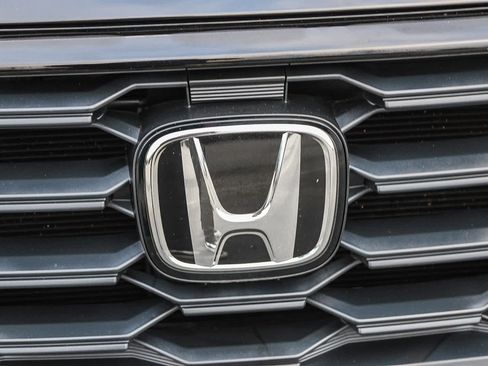 Used 2025 Honda Pilot Sport image 5