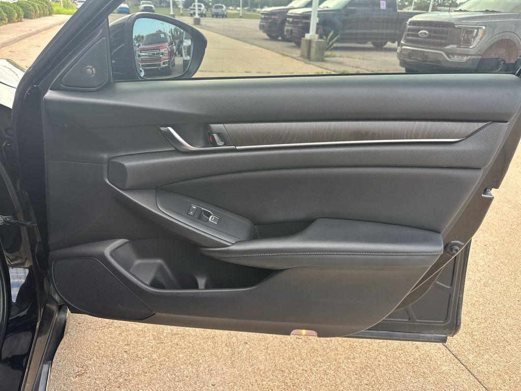 Used 2018 Honda Accord Touring image 32