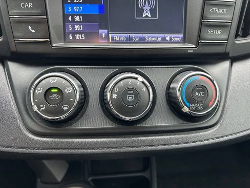 Used 2016 Toyota RAV4 LE FWD image 25