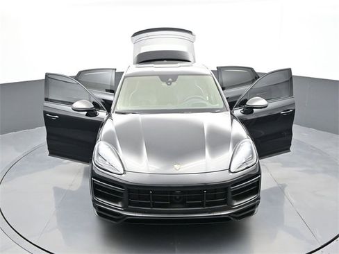 Used 2022 Porsche Cayenne Turbo GT image 32