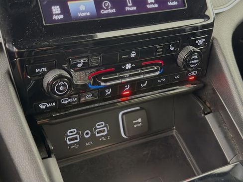 Used 2024 Jeep Grand Cherokee Altitude RWD image 18