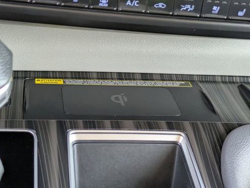 Used 2023 Toyota Sienna Limited image 17