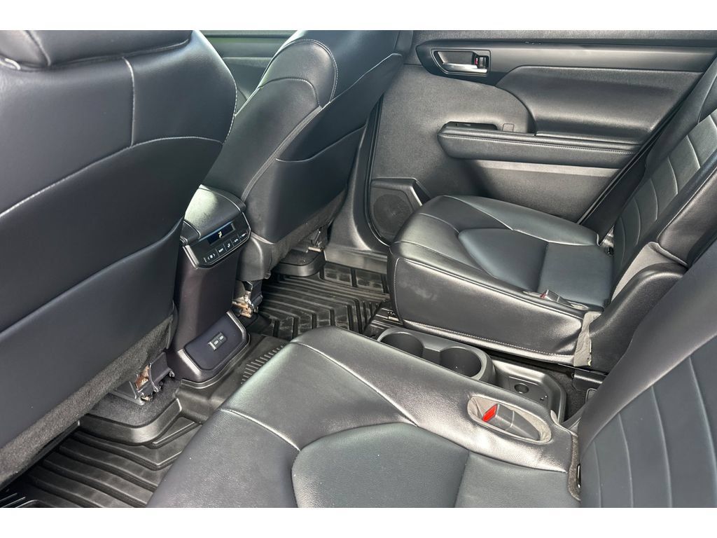 Used 2022 Toyota Highlander XLE FWD image 13
