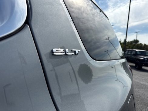 Used 2023 GMC Acadia SLT image 17