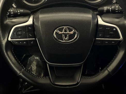 Used 2023 Toyota Highlander XLE AWD/4WD image 13