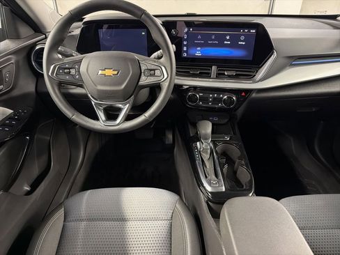 Used 2025 Chevrolet Trax LT w/ Driver Confidence Package FWD image 8