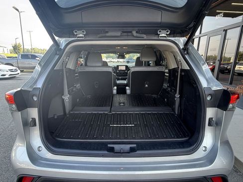 Used 2023 Toyota Highlander XLE FWD image 26