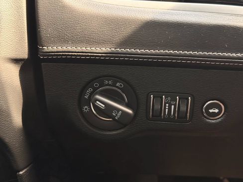 Used 2023 Chrysler 300 C RWD image 18