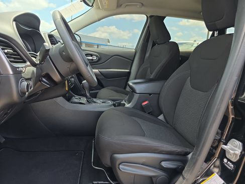 Used 2021 Jeep Cherokee Latitude FWD image 10