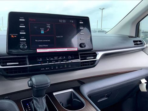 Used 2024 Toyota Sienna LE FWD image 35