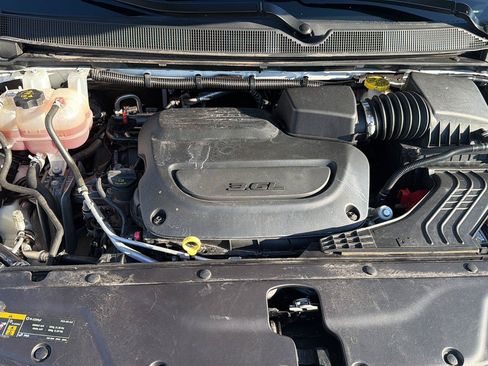 Used 2024 Chrysler Pacifica Touring-L FWD image 34