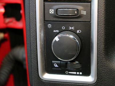 Used 2018 RAM 1500 Classic SLT AWD/4WD image 17