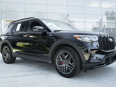 Used 2025 Ford Explorer ST-Line w/ ST-Line Street Pack image 3