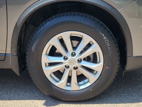 Used 2015 Nissan Rogue SV w/ SV Moonroof Package image 16