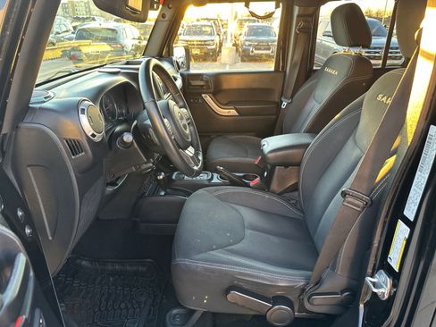 Used 2015 Jeep Wrangler Unlimited Sahara w/ Connectivity Group image 9