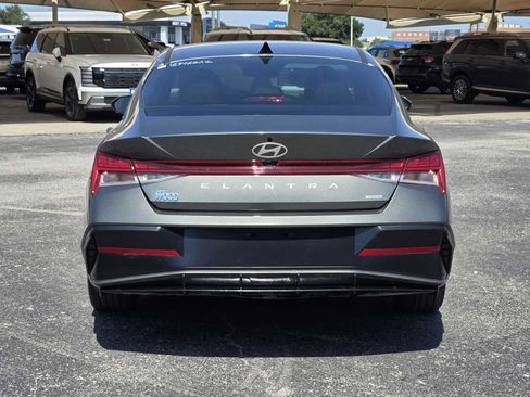 Certified 2025 Hyundai Elantra Limited FWD image 6