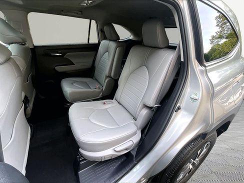 Used 2023 Toyota Highlander XLE FWD image 21