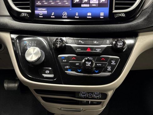 Used 2022 Chrysler Pacifica Touring-L image 20