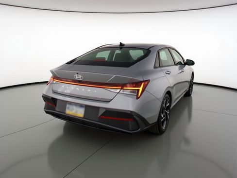 Used 2025 Hyundai Elantra SEL FWD image 9