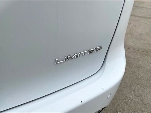 Used 2023 Chrysler Pacifica Limited FWD image 23
