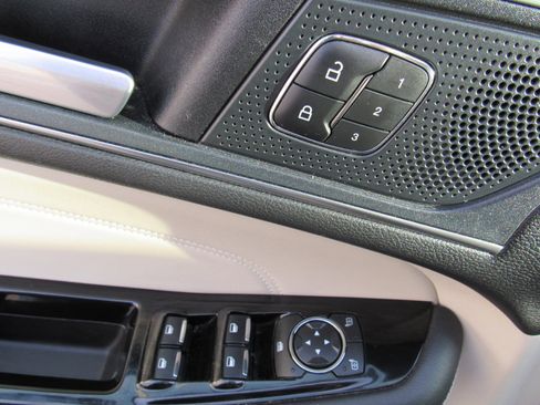 Used 2019 Ford Edge Titanium w/ Equipment Group 301A image 9