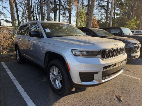 Used 2024 Jeep Grand Cherokee L Laredo image 3