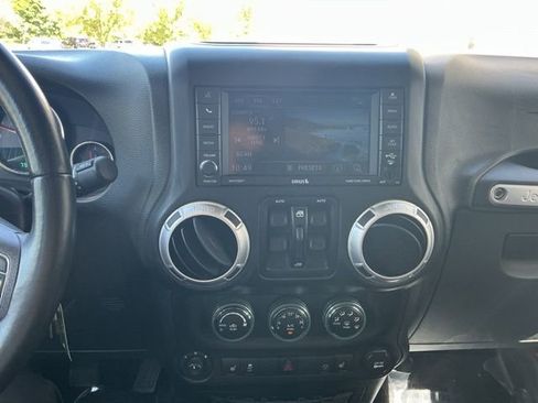 Used 2013 Jeep Wrangler Unlimited Rubicon w/ Max Tow Pkg AWD/4WD image 21