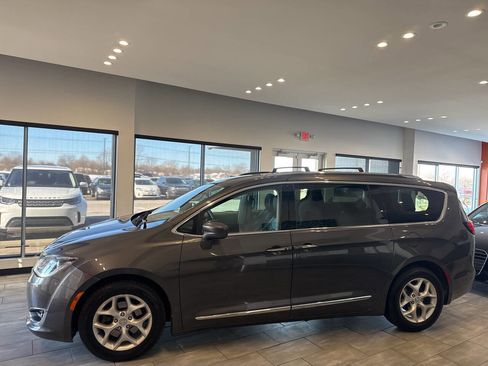 Used 2017 Chrysler Pacifica Touring-L Plus w/ Tire & Wheel Group image 7