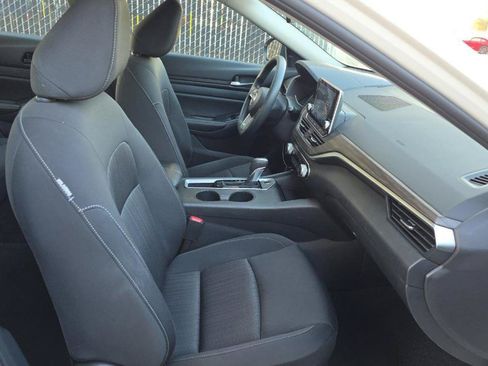 Used 2025 Nissan Altima 2.5 SV FWD image 4