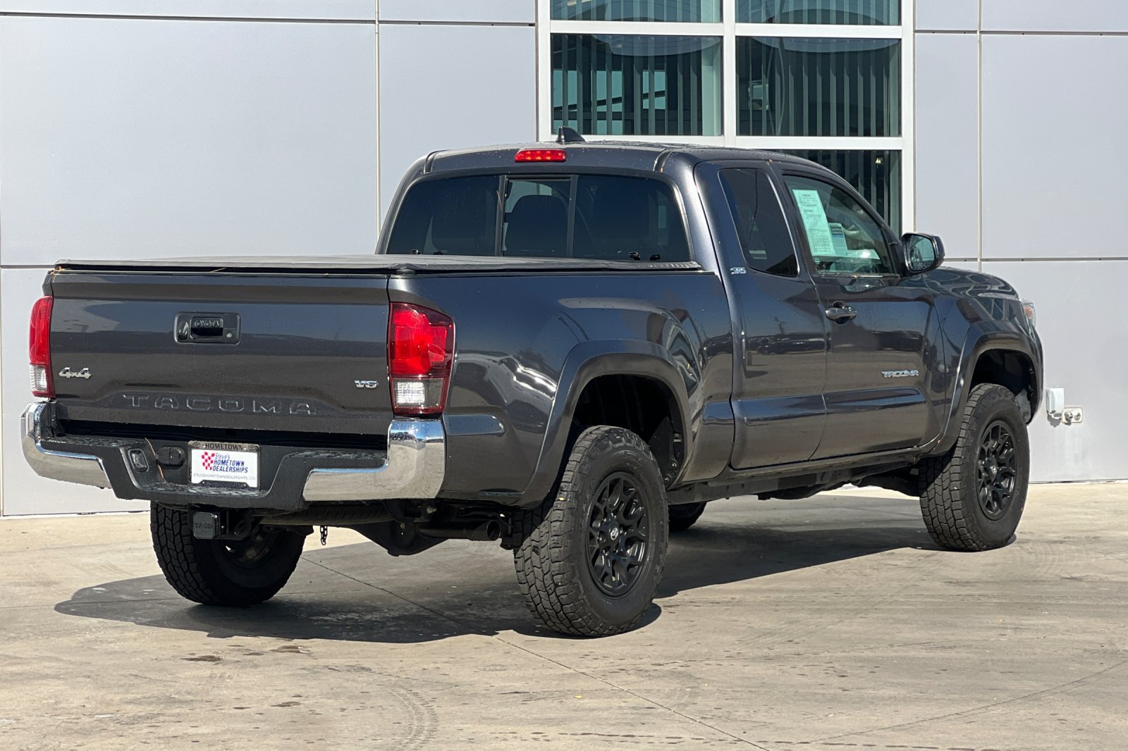 Used 2020 Toyota Tacoma SR5 AWD/4WD image 4