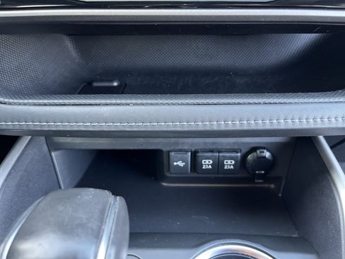 Used 2020 Toyota Highlander XLE FWD image 21