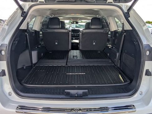 Used 2023 Toyota Highlander XLE FWD image 10