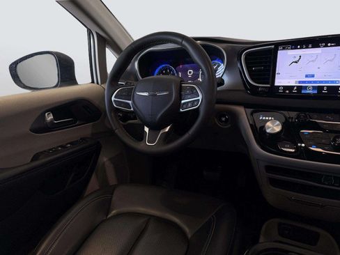 Used 2023 Chrysler Pacifica Touring-L FWD image 26