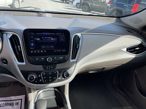 Used 2021 Chevrolet Malibu LT FWD image 11
