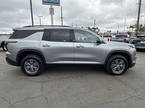 Used 2025 Chevrolet Traverse LT FWD image 33