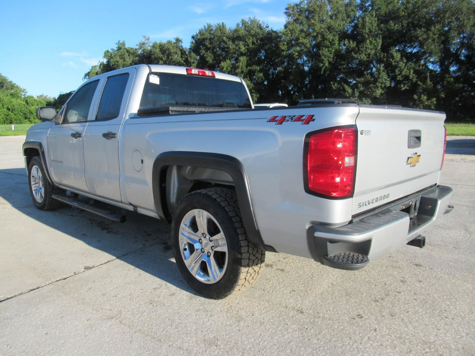 Used 2018 Chevrolet Silverado 1500 Custom w/ Custom Value Package AWD/4WD image 3