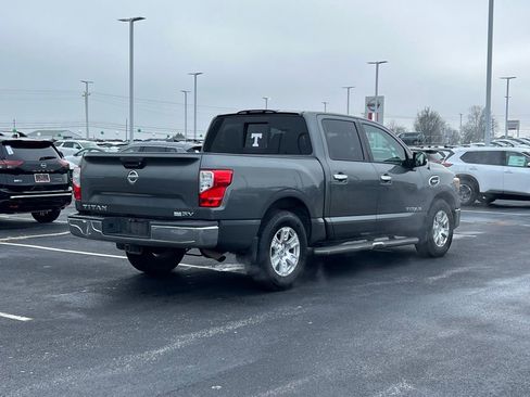 Used 2017 Nissan Titan SV image 5