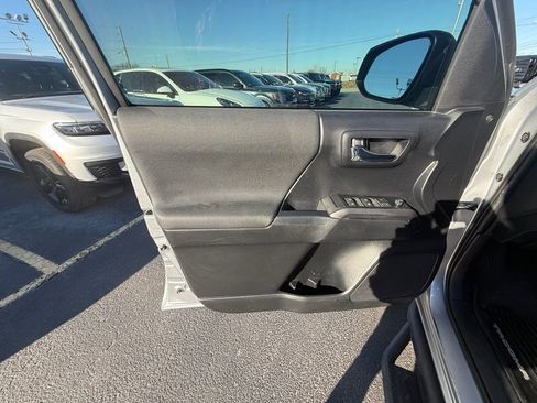 Used 2019 Toyota Tacoma TRD Sport image 10