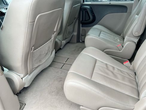 Used 2013 Chrysler Town & Country Touring-L w/ Driver Convenience Group image 18