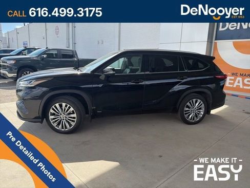 Used 2023 Toyota Highlander Platinum image 2