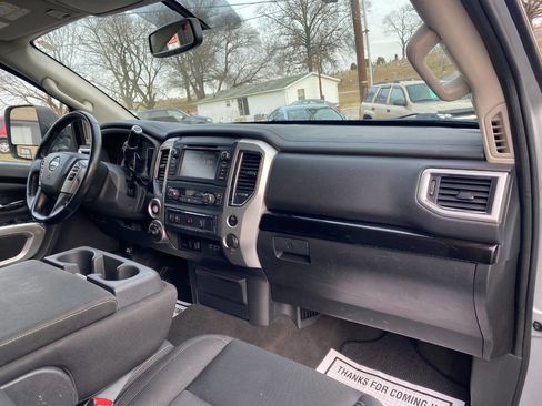 Used 2019 Nissan Titan SV w/ SV Convenience Package image 24