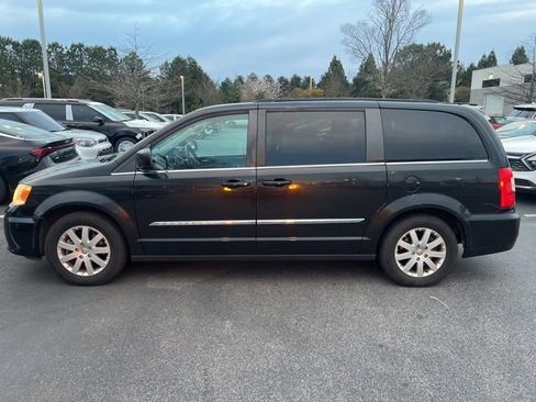Used 2016 Chrysler Town & Country Touring image 5