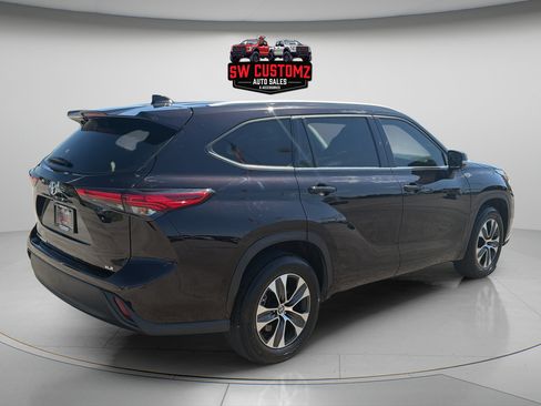 Used 2022 Toyota Highlander XLE FWD image 7