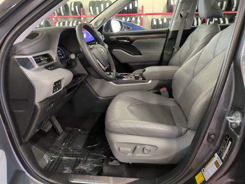 Used 2024 Toyota Highlander Platinum image 13
