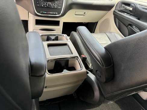 Used 2015 Chrysler Town & Country Touring-L w/ Driver Convenience Group FWD image 16